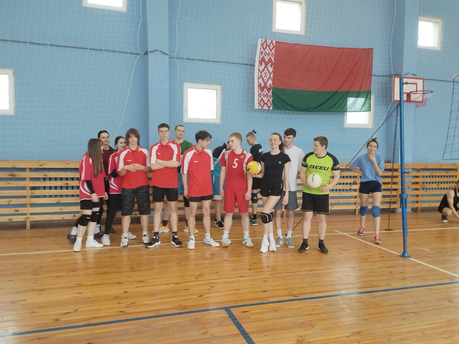 В спортивном зале колледжа прошла матчевая встреча по волейболу с командой ОАО «Минский комбинат силикатных изделий»